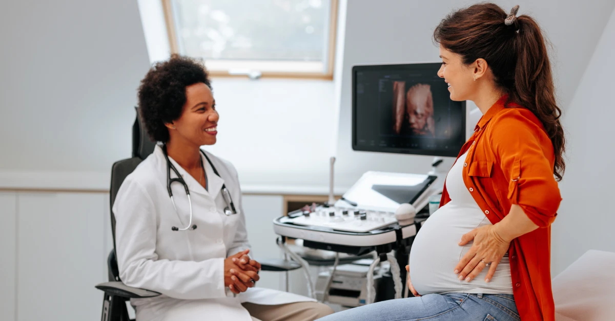 Cheerful-doctor-with-pregnant-patient
