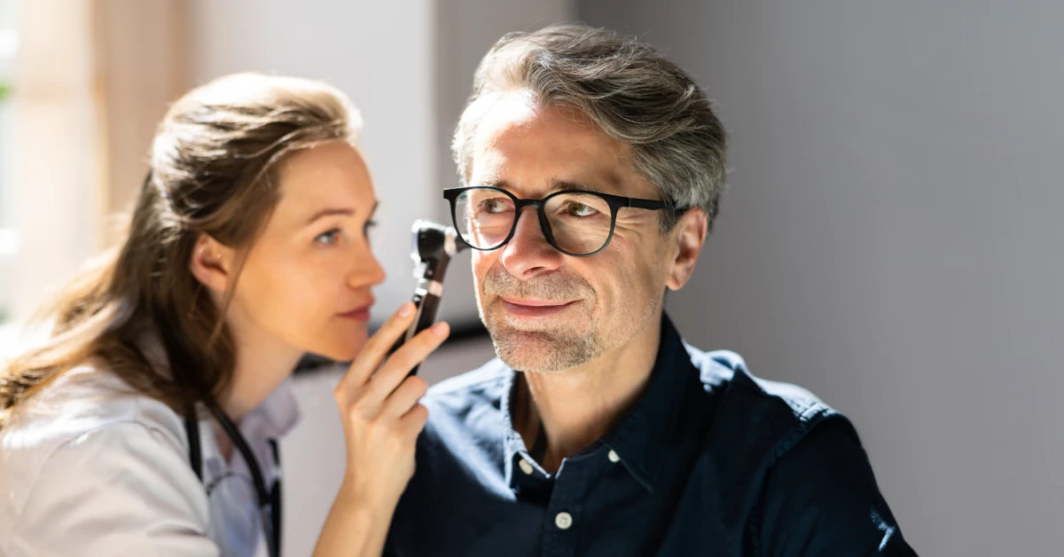 Doctor-examining-patient