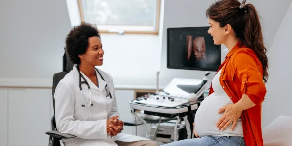 Cheerful-doctor-with-pregnant-patient